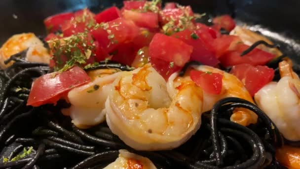 Γαρίδες Τίγρης Τηγανίζονται Φέτες Ντομάτες Και Μαύρα Σπαγγέτι Μεσογειακό Πιάτο — Αρχείο Βίντεο