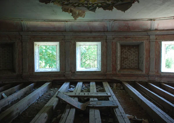 Habitación Del Hombre Sin Hogar Dentro Casa Abandonada Pelar Paredes — Foto de Stock