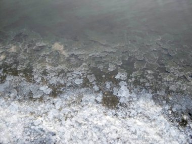 Tuz çıkarmak için göl kıyısı. Salt Lake 'de. Doğal tuz..