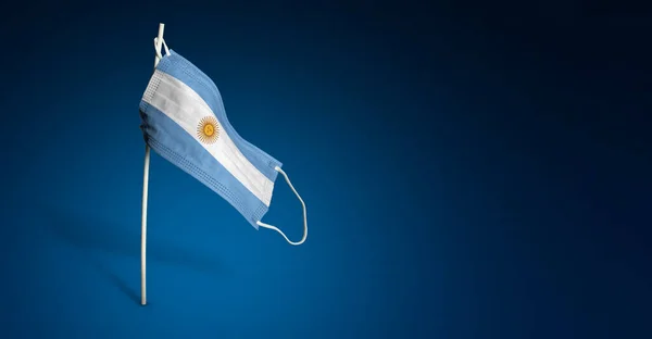 Argentyńska Maska Ciemnoniebieskim Tle Macha Flagą Argentyny Malowane Masce Medycznej — Zdjęcie stockowe
