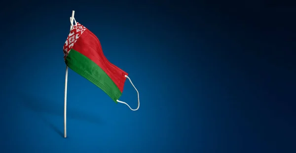 Weißrussland Maske Auf Dunkelblauem Hintergrund Die Flagge Weißrusslands Schwenkend Aufgemalt — Stockfoto