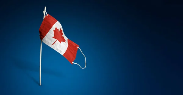 濃い青の背景にカナダのマスク カナダの旗は ポール上の医療用マスクに描かれました ウイルス攻撃フラグ 伝染性コロナウイルスCovid 19との戦いの旗の概念 スペースのコピー — ストック写真