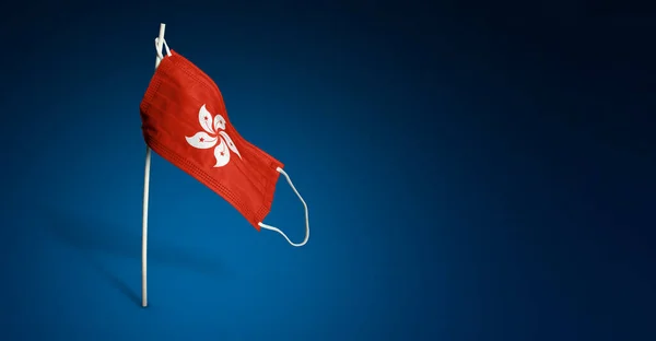濃い青の背景に香港マスク 香港の旗をポール上の医療用マスクに描かれた ウイルス攻撃フラグ 伝染性コロナウイルスCovid 19との戦いの旗の概念 スペースのコピー — ストック写真