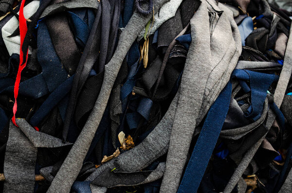 Коллаж различных текстильных отходов. Производство модных изделий дает тонны разрезанных кусочков ткани, которые могут быть повторно использованы в промышленности.