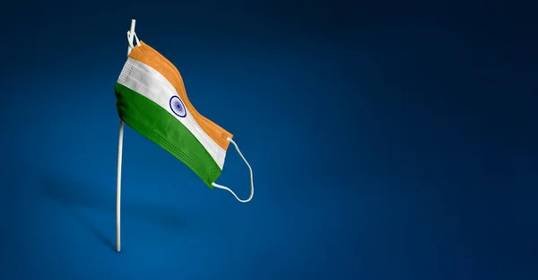 India Masker Donkerblauwe Achtergrond Zwaaiende Vlag Van India Geschilderd Medisch — Stockfoto