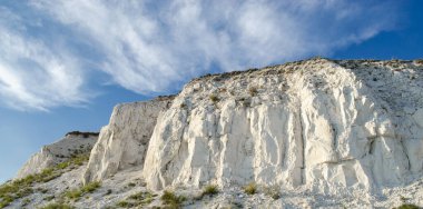 Akşamları mavi gökyüzüne karşı milyonlarca tebeşir dağı. Doğal Tebeşir Madenciliği.