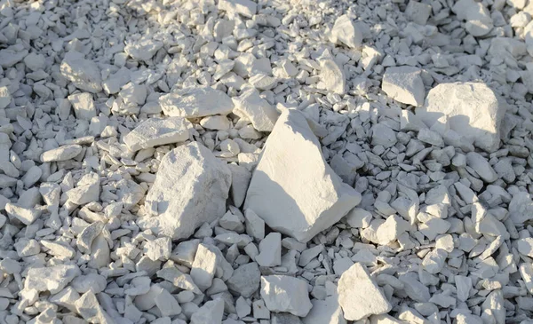 Doğal tebeşir mineral arka planı. Beyaz kalsit taşları. Doğadaki kalsiyum. Beyaz taşların arkaplanı