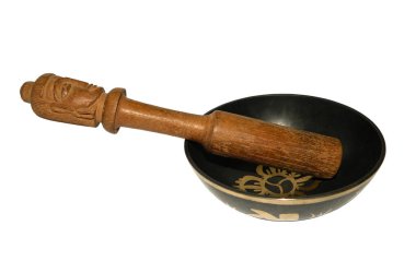 Soyut yüzlü havan topu ve oyulmuş kabuk. Beyaz bir arka planda izole edilmiş. Şamanizm büyücülüğü, iksir yapmak