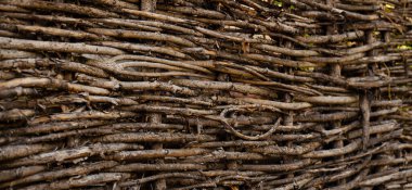 Hasır çit. Soyut arkaplan dokusu. Gıdaklama uzun zamandır konfor ve kırsal yaşamın bir sembolü olarak kabul edilir..