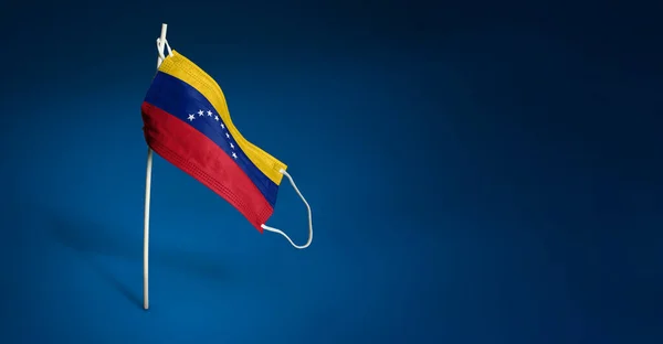 Viftar Flagga Venezuela Målade Medicinsk Mask Stolpen Begreppet Fana Kampen — Stockfoto