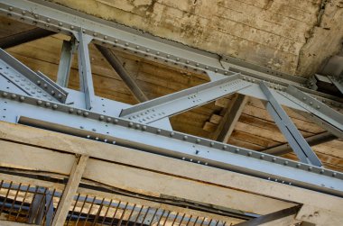 Köprünün altında metal yapılar, suyun üzerinde büyük metal köprüler. Metal Köprünün Altından Görüntü. Metal yapılar.