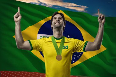 Altın madalya kutluyor atlet