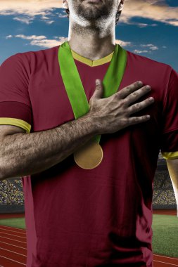 Altın madalya kutluyor atlet