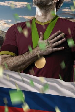 Altın madalya kutluyor atlet