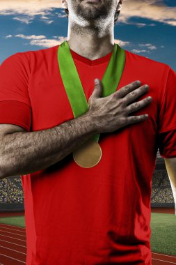 Altın madalya kutluyor atlet