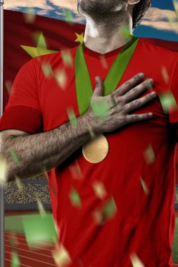 Altın madalya kutluyor atlet