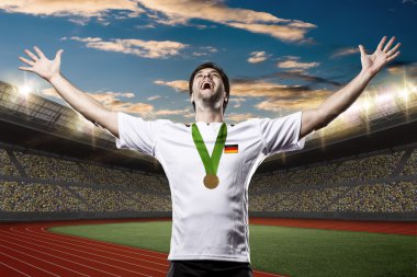 Altın madalya kutluyor atlet