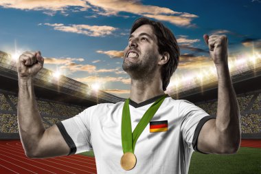 Altın madalya kutluyor atlet