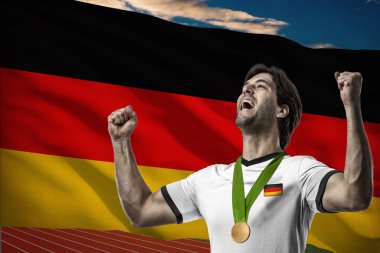 Altın madalya kutluyor atlet