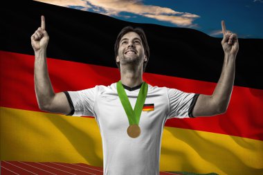 Altın madalya kutluyor atlet