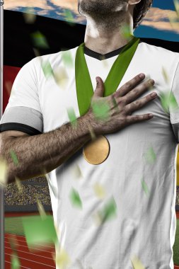 Altın madalya kutluyor atlet
