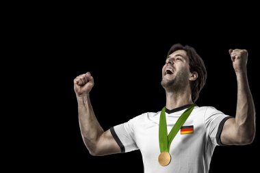 Altın madalya kutluyor atlet