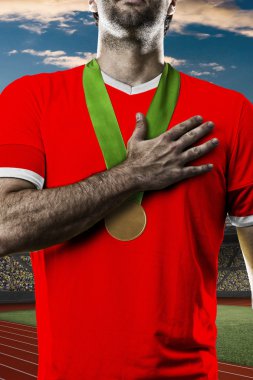 Altın madalya kutluyor atlet