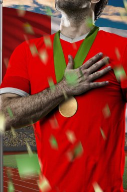 Altın madalya kutluyor atlet