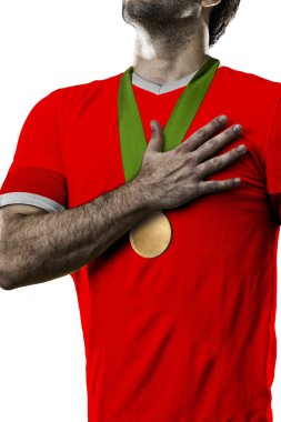 Altın madalya kutluyor atlet