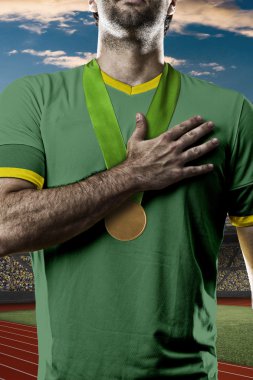 Altın madalya kutluyor atlet