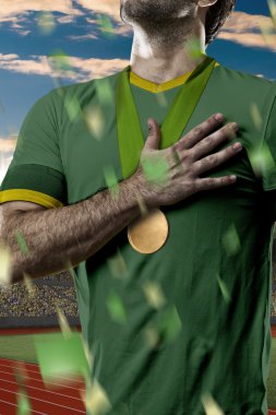 Altın madalya kutluyor atlet