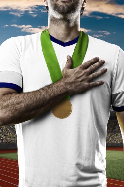 Altın madalya kutluyor atlet