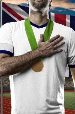 Altın madalya kutluyor atlet