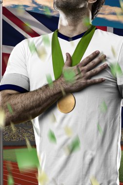 Altın madalya kutluyor atlet