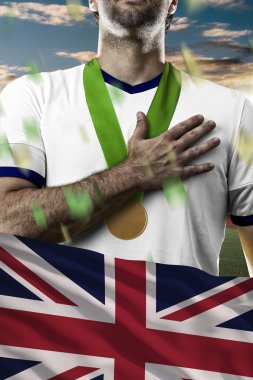 Altın madalya kutluyor atlet