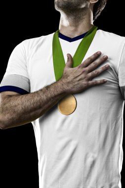 Altın madalya kutluyor atlet