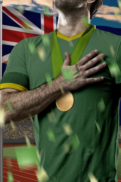 Altın madalya kutluyor atlet