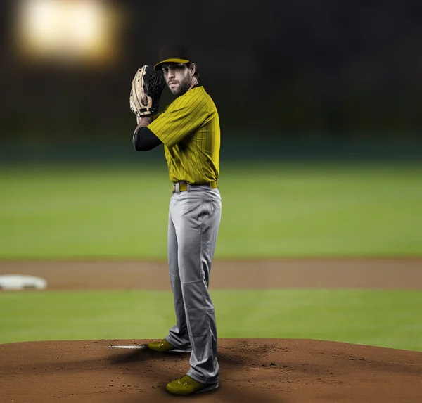 Lanciatore giocatore di baseball con un'uniforme gialla — Foto Stock