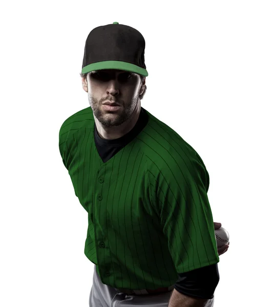 Lanzador jugador de béisbol con un uniforme verde — Foto de Stock