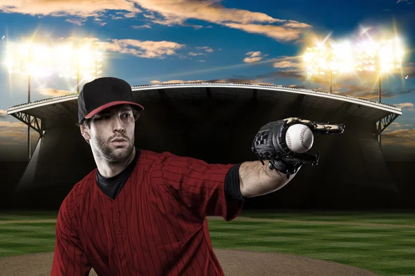 Jogador de beisebol com um uniforme vermelho — Fotografia de Stock