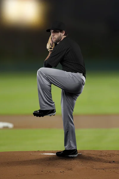 Lanzador jugador de béisbol con un uniforme negro —  Fotos de Stock