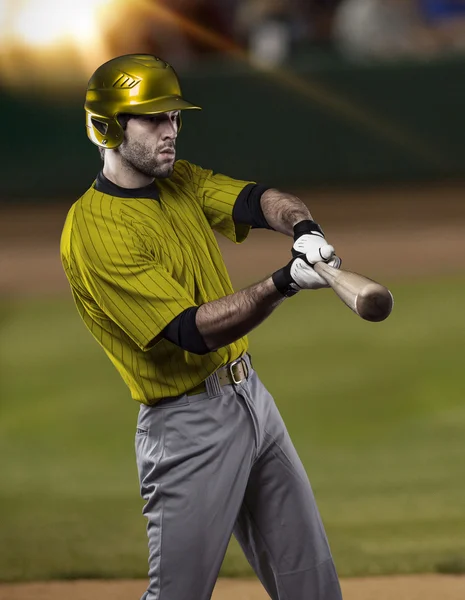 Baseballspelare med en gul uniform — Stockfoto