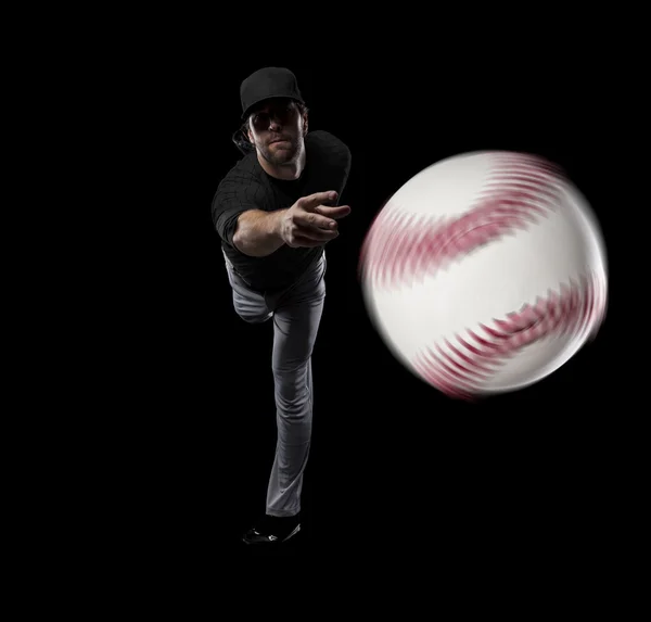 Hráč baseballu džbán s černou uniformu — Stock fotografie