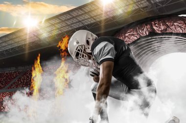 Futbolcu siyah üniforma ile