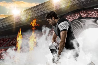 Futbolcu siyah üniforma ile