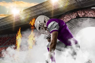 Futbolcu pembe üniforma ile