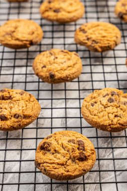 Mermer tezgahta taze pişmiş çikolatalı kurabiyeler. Boşluğu kopyala.