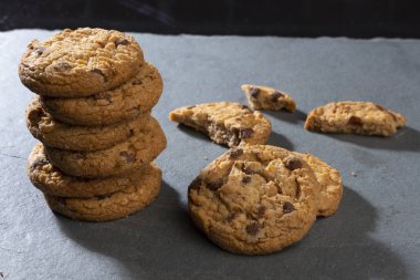 Koyu bir taşın üzerinde yazılı taze çikolatalı kurabiyeler. Boşluğu kopyala.