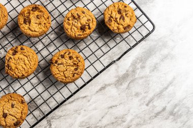 Mermer tezgahta taze pişmiş çikolatalı kurabiyeler. Boşluğu kopyala.