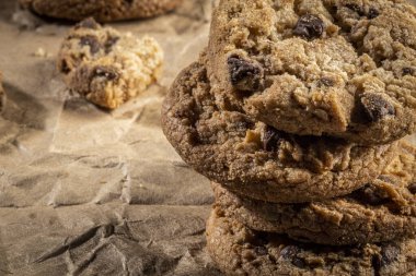 Yeni pişmiş çikolatalı kurabiyeler ahşap bir masada yazılı. Boşluğu kopyala.